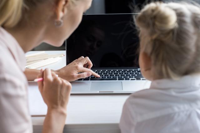 Die ersten Schritte im Internet sollten Eltern mit ihren Kindern gemeinsam gehen.