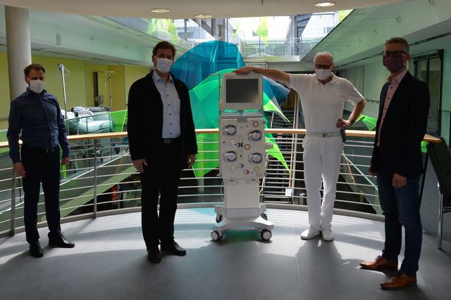 Sven Oelkers, Dr. Hermann Ulm, Dr. Ulrich von Hintzenstern, Dr. Uwe Kirschstein mit dem Dialyse-Gerät.