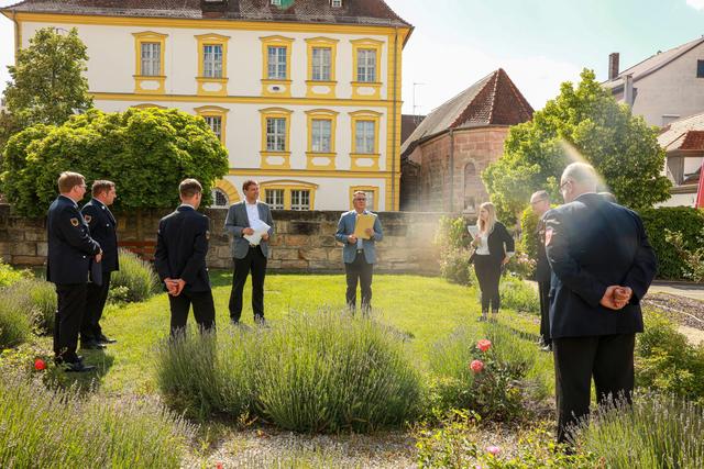 Übergabe der Ernennungsurkunden durch Landrat Dr. Hermann Ulm.