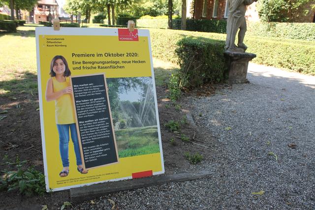 Ein Plakat im Hesperidengarten 47 zeigt die Umbauplände, die aktuell wegen der Coronakrise verschoben worden sind. | Foto: Victor Schlampp