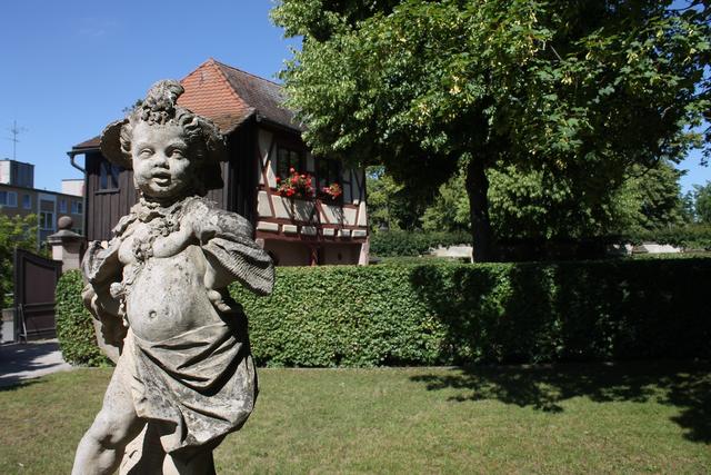 Eine der zahlreichen Putti im Hesperidengarten 47. | Foto: Victor Schlampp