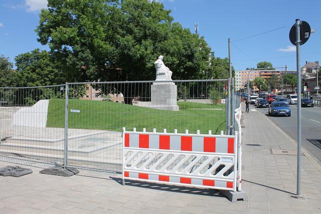Der neu angelegte Garten rund um das Beethoven-Denkmal ist noch eingezäunt. | Foto: Victor Schlampp