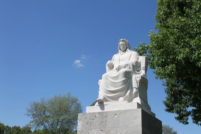 Das Denkmal hat die Klavierlehrerin Ottilie Schüler 1927 anlässlich des 100. Todestages des berühmten Komponisten anfertigen lassen.  | Foto: Victor Schlampp
