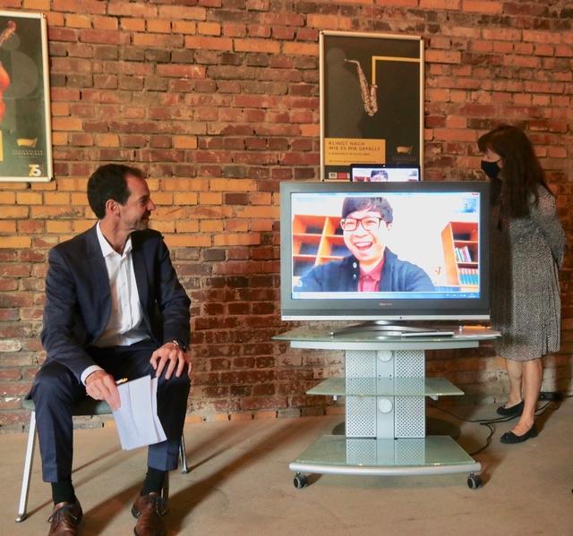 Intendant Prof. Lucius A. Hemmer mit seinem Chefdirigenten Kahchun Wong in der Videoschalte.