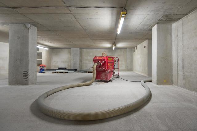 Kompressor einer Kugelstrahlanlage zur Vorbereitung des  Rohbetons für den Estrich (Juni 2020).  | Foto: GNM/Florian Kutzer