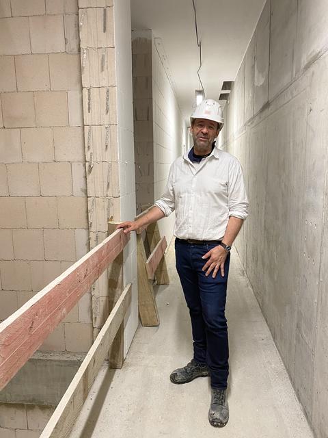 Florian Kutzer ist der Baukoordinator des Germanischen Nationalmuseums und führt durch Nürnbergs Untergrund.  | Foto: Nicole Fuchsbauer