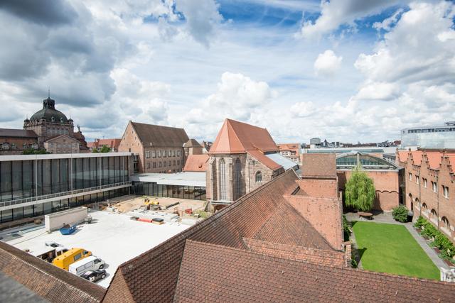 Blick von oben auf die Tiefdepot-Baustelle im  Großen Klosterhof (Juni 2020).  | Foto: GNM/Florian Kutzer