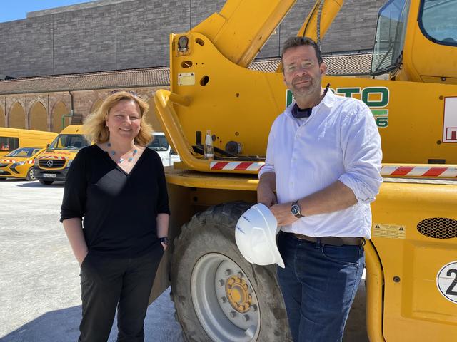 Dr. Sonja Mißfeldt, Pressesprecherin des Germanischen Nationalmuseums, und der Baukoordinator des GNM Florian Kutzer informierten über die gigantische Baustelle.  | Foto: Nicole Fuchsbauer