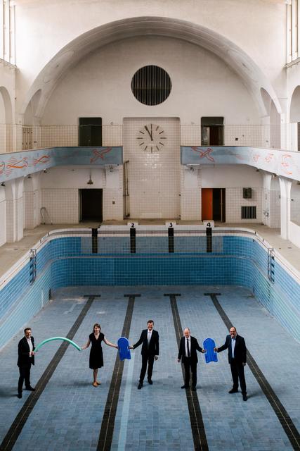 Brückenschlag im Becken des Volksbads: Michael Frieser MdB, Emmi Zeulner MdB, Oberbürgermeister Marcus König, Sebastian Brehm MdB, Bürgermeister Christian Vogel (v.l.).