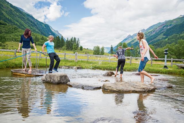 Spaß für die ganze Familie ist auf dem Natur-Erlebnisweg im Käfertal garantiert. Hier gibt es eine Kneippanlage mit einem See und zahlreichen Bachläufen. | Foto: epr/TVB Grossglockner-Zellersee/MakeArt