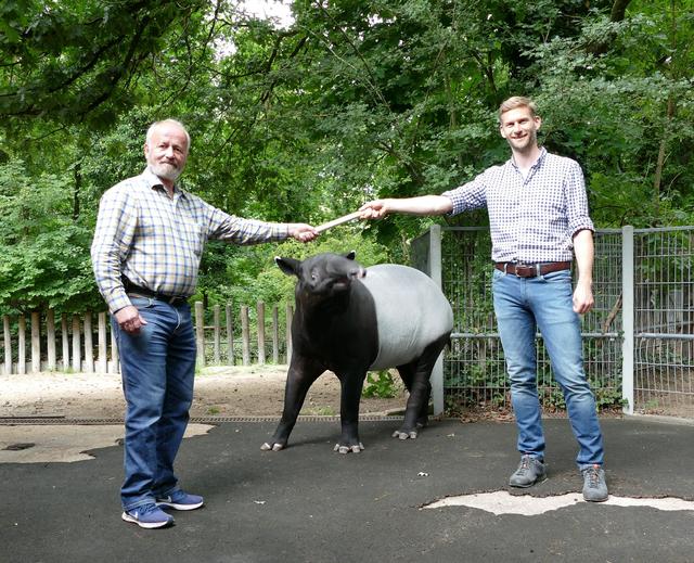 Der stellvertretende Direktor des Tiergartens der Stadt Nürnberg, Dr. Helmut Mägdefrau, geht in den Ruhestand. Er übergibt den Stab an den Zoologen und Forstwissenschaftler Jörg Beckmann (r.).
