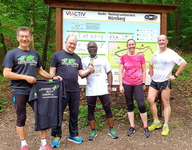 Bernhard Nuss, Sebastian Brehm und die Spendenlauf Teilnehmer Aime Quamdessou, Marlene Nißl und Christian Böhm. | Foto: Privat