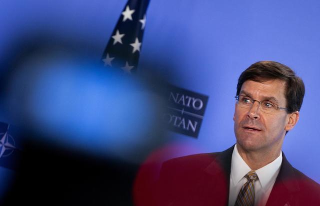 Mark Esper, Verteidigungsminister der USA, hat die Pläne zum Truppenabzug mit Trump besprochen.  | Foto: Virginia Mayo/AP Pool/dpa 