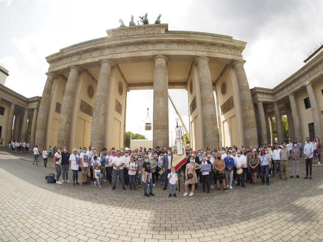 Fränkische Schausteller vor dem Brandenburger Tor.  | Foto: © Südd. Schaustellerverband
