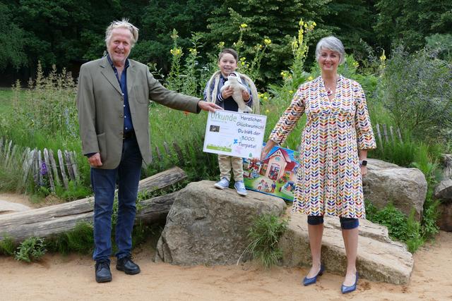 Dr. Lorenzo von Fersen, 2. Vorsitzender des Vereins der Tiergartenfreunde Nürnberg e.V., Julian aus Altdorf, der 1000. Tierpate in 2020, und Monika Prell, zuständig für die Tierpatenschaften im Tiergarten Nürnberg (v.l.).  | Foto: Tiergarten Nürnberg/Kerstin Eilers
