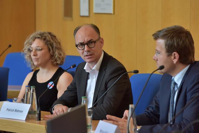 Oberbürgermeister Marcus König (r.) mit Patrick Wahren, Generalbevollmächtigter der Geschäftsführung der Galeria Karstadt Kaufhof GmbH i.I., und Jaana Hampel, ver.di Gewerkschaftssekretärin Einzelhandel.