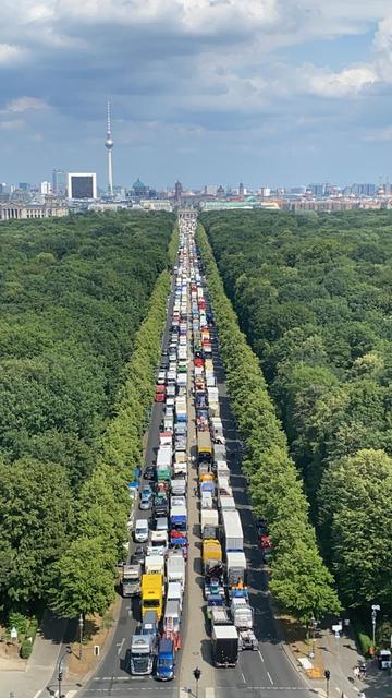 Korso der Schausteller auf dem Weg zur Großkundgebung.