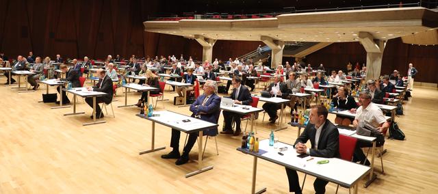 Wie können kommunale Handlungsspielräume erhalten werden? Die Mitglieder des Bayerischen Bezirketages berieten sich in Erlangen.
Foto: © Udo Dreier