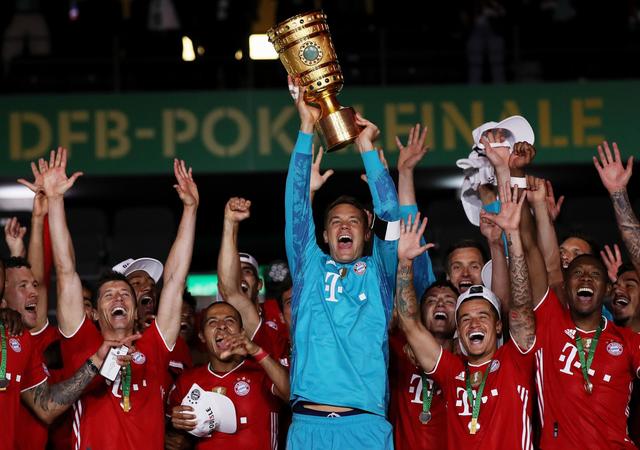 Bayern-Keeper Manuel Neuer feiert den erneuten Doppelsieg von Meisterschaft und Pokal.