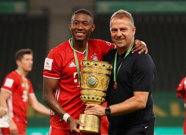 Doublesieger: David Alaba (l) und Bayern-Coach Hansi Flick. | Foto: Alexander Hassenstein/Getty Images Europe/Pool/dpa 