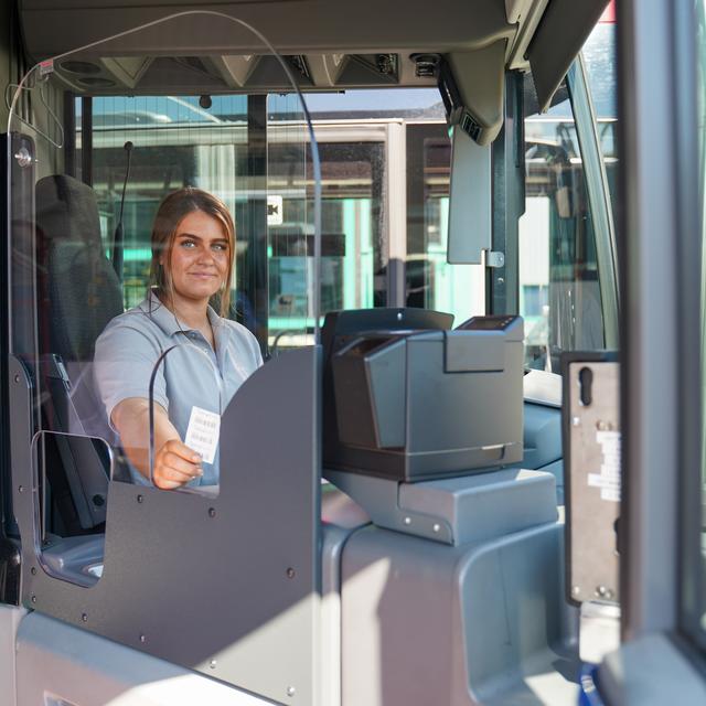 infra-Mitarbeiterin Aylin Güner demonstriert die neuen TÜV-zertifizierten Schutzeinrichtungen aus Sicherheitsglas.