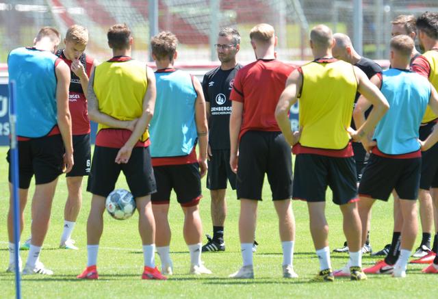 Setzt auf die Ehre der Spieler und die Folgen eines kurzen Trainingslagers. Interimstrainer Michael Wiesinger (M) spricht zur Mannschaft. | Foto:  Timm Schamberger/dpa 