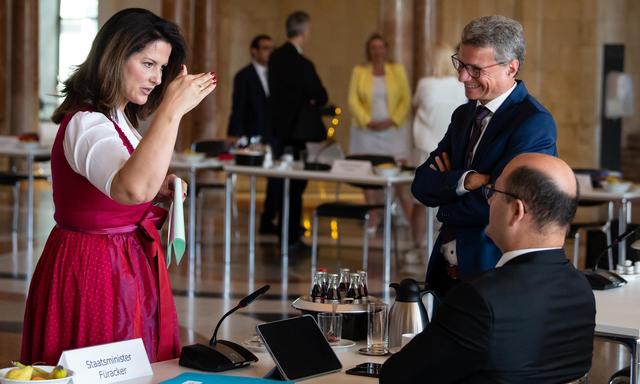 Michaela Kaniber (v.l.), Bernd Sibler und Albert Füracker (alle CSU) unterhalten sich vor Beginn der Kabinettssitzung.