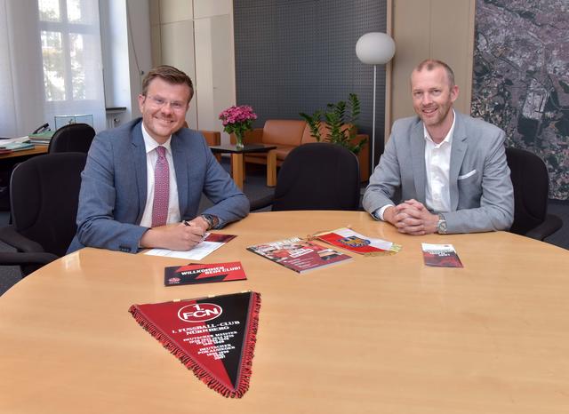 Wimpeltausch: Niels Rossow (l.), Kaufmännischer Vorstand des 1. FCN, mit Club-Neumitglied Oberbürgermeister Marcus König.