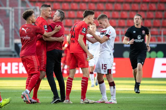 Die Spieler von Ingolstadt (l.) geraten nach dem Spiel mit den Spieler von Nürnberg aneinander. Rechts streiten Filip Bilbija von Ingolstadt und Fabian Nürnberger von Nürnberg.