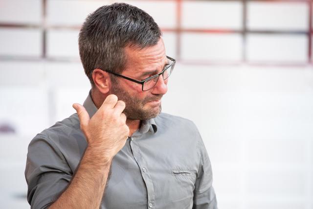 Trainer Michael Wiesinger von Nürnberg reagiert nach dem Spiel gerührt.