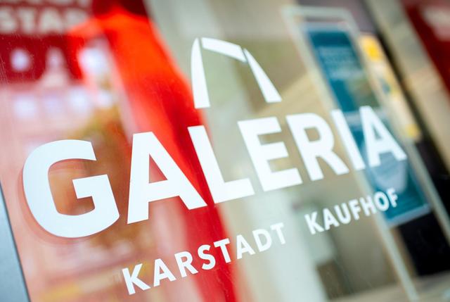 Das Logo von Galeria Karstadt Kaufhof klebt am Schaufenster einer Filiale der Warenhauskette.  | Foto: Hauke-Christian Dittrich/dpa/Archivbild