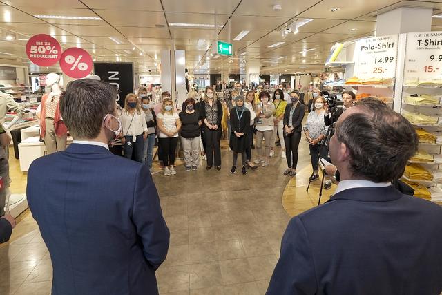 Oberbürgermeister Marcus König und Wirtschaftsminister Hubert Aiwanger überbringen den Mitarbeiterinnen und Mitarbeitern die gute Nachricht. | Foto: Stadt Nürnberg / Andreas Franke