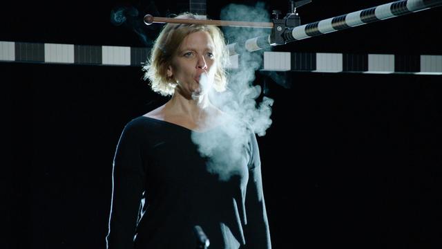 Um die Übertragung des Coronavirus beim Singen zu vermeiden, sollten Chorsänger einer Studie zufolge reichlich Abstand zueinander halten und den Probenraum ständig lüften. Beim Singen können sogenannte Aerosole, also Gemische aus festen oder flüssigen Schwebeteilchen bis zu eineinhalb Meter nach vorne ausgestoßen werden. Dies haben Wissenschaftler der Universitätskliniken München und Erlangen in einer Versuchsreihe mit dem Chor des Bayerischen Rundfunks (BR) entdeckt. | Foto:  -/Bayerischer Rundfunk/dpa 