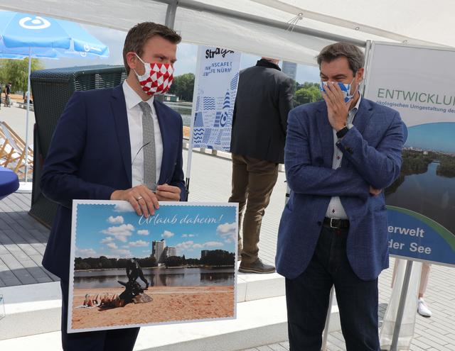 Oberbürgermeister Marcus König und Ministerpräsident Markus Söder werben für den Urlaub daheim am Wöhrder See.  | Foto: Udo Dreier