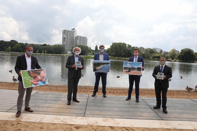 Umweltminister Thorsten Glauber, Horst Schmidtbauer, ehrenamtlicher Vorstands-Vorsitzender der Lebenshilfe Nürnberg e.V., Ministerpräsident Dr. Markus Söder, Oberbürgermeister Marcus König und Christian Schadinger, Geschäftsführer Noris Inklusion (v.l.).  | Foto: Udo Dreier