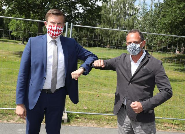 Begrüßung in Corona-Zeiten: Oberbürgermeister Marcus König und Umweltminister Thorsten Glauber (r.)
