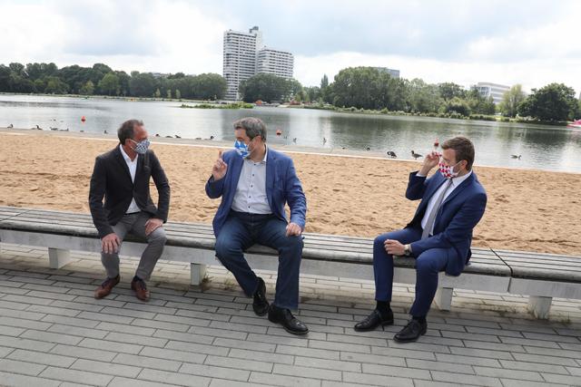 Umweltminister Thorsten Glauber, MdL, Ministerpräsident Dr. Markus Söder, MdL, und Nürnbergs Oberbürgermeister Marcus König (v.l.) am Wöhrder See in Nürnberg. | Foto: Udo Dreier