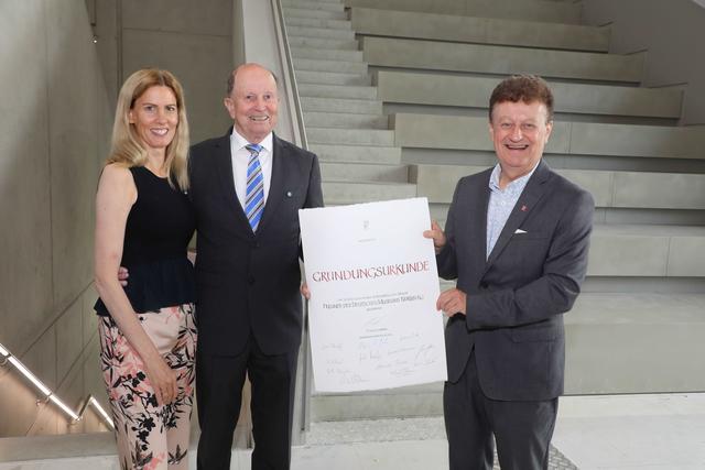 Constanze und Gunther Oschmann (Müller Medien) mit  Prof. Dr. Wolfgang M. Heckl, Generaldirektor des Deutschen Museum (v.l.).  | Foto: Udo Dreier