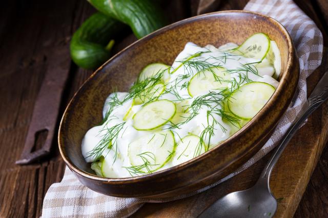 Genau das Richtige an heißen Tagen: Gurkensalat mit Dill liefert auf bekömmliche Weise wertvolle Mineralstoffe und Vitamine