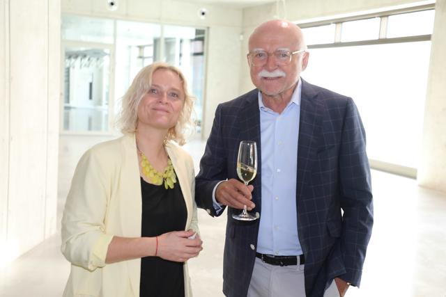 Die künftige Hausherrin: die Leiterin des Deutschen Museums
Nürnberg Marion Grether mit Bauherr Gerd Schmelzer.  | Foto: Udo Dreier