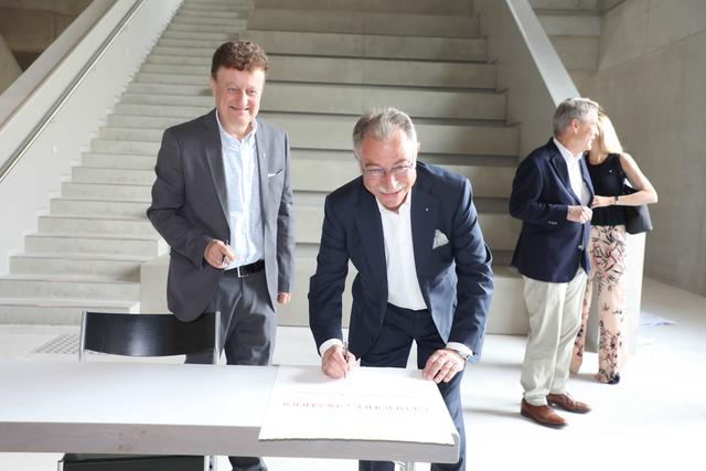 BDI-Präsident Dieter Kempf (Mitte) unterschreibt die Urkunde.  | Foto: Udo Dreier