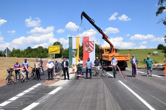 Mehr Sicherheit für Fußgänger und Radfahrer. Geh- und Radweg offiziell für den Verkehr freigegeben.
