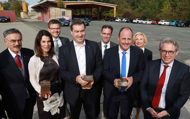 Im Oktober 2018 wurde das Grundstück für die Technische Universität Nürnberg an Freistaat Bayern übergeben (v.l.): Wolfgang A. Herrmann, Präsident der TU München, die Bayerische Wissenschaftsministerin Prof. Dr. Marion Kiechle, Stadtrat Marcus König, Ministerpräsident Dr. Markus Söder, Nürnbergs Baureferent Daniel Ulrich, Bürgermeister Christian Vogel, Kulturreferentin Prof. Julia Lehner und Stefan Wiegand, Geschäftsführer der Aurelis Real Estate.