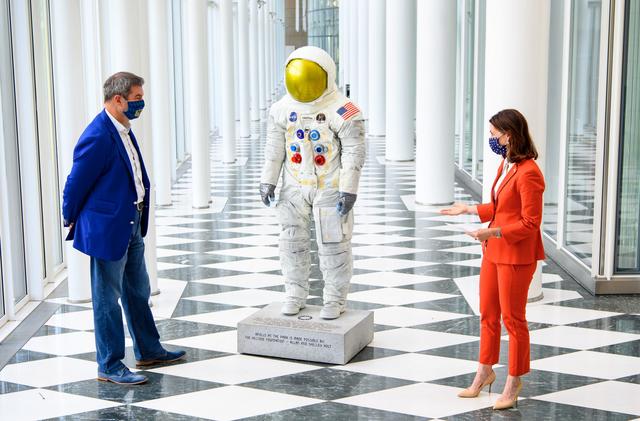 Ministerpräsident Dr. Markus Söder, MdL (links), und US-Generalkonsulin Meghan Gregonis (rechts) neben der Neil-Armstrong-Statue in der Orangerie der Staatskanzlei. | Foto: bayern.de