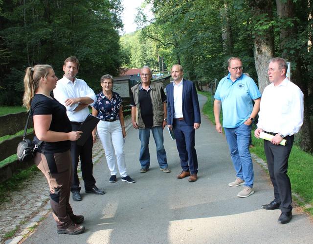 Besuch im Wildpark Hundshaupten (v. l. n. r.: stellv. Wildparkleiterin Lisa Winzer, Landrat Dr. Hermann Ulm, Kämmerin Carmen Stumpf, Eduard Nöth, Bezirksrat Dr. Ulrich Schürr, Bezirksrat Manfred Hümmer, Bezirkstagspräsident Henry Schramm)