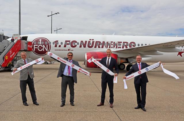 Flughafengeschäftsführer Dr. Michael Hupe, Vorstandsvorsitzender von Corendon Airlines Yıldıray Karaer, Kaufmännischer Vorstand des 1. FC Nürnberg Niels Rossow und als Vertreter des Oberbürgermeisters der Stadt Nürnberg Thomas Pirner (v.l.).  | Foto: Airport Nürnberg/ Christian Albrecht
