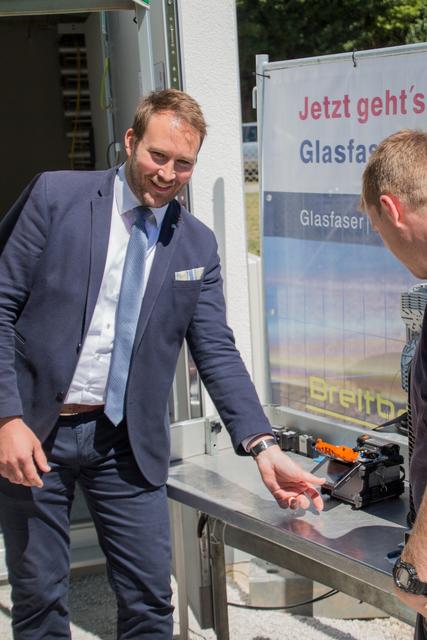 1. Bürgermeister Stefan Reichold aktiviert die ersten Glasfaseranschlüsse.