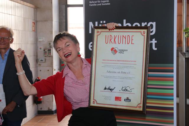  Julia Kempken, 1.Vorstand Kulturverein rote Bühne, freut sich über die Auszeichnung.  | Foto: John R. Braun