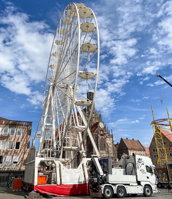 Der Aufbau auf dem Hauptmarkt hat begonnen | Foto: Nicole Fuchsbauer
