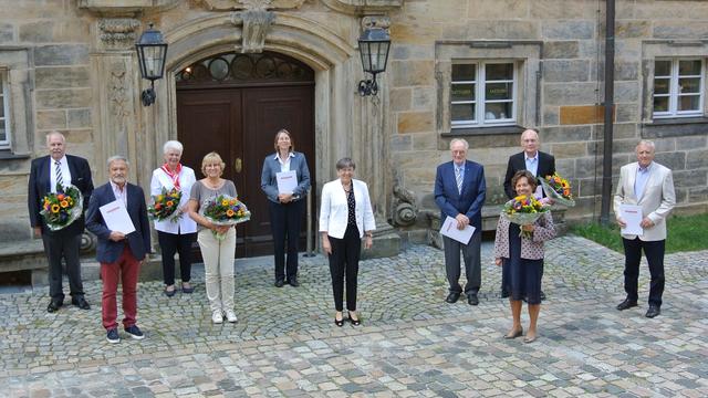 Regierungspräsidentin Heidrun Piwernetz (Mitte) mit den Preisträgern und weiteren Vertretern der Oberfrankenstiftung.